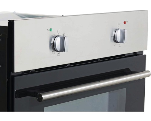 Nahaufnahme eines Elektrobackofens mit Drehknöpfen und Griff