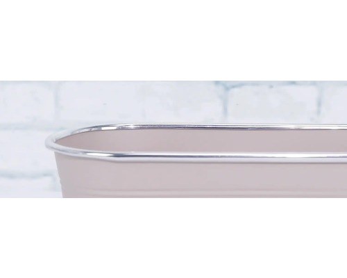 Detailansicht eines Pflanzkastens mit silberfarbenem Rand