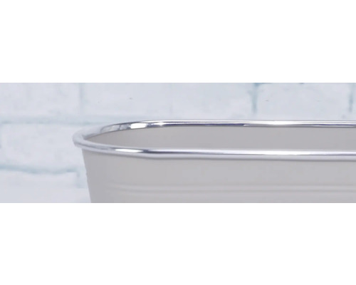 Detailansicht eines Behälters mit silberfarbenem Rand