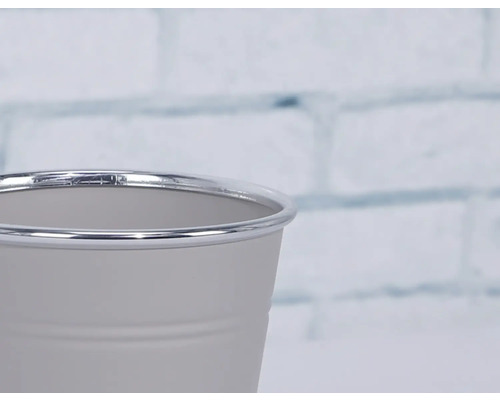 Pflanztopf mit Metallrand