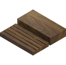 Zwei Holzstücke, eines glatt, eines mit Rillen