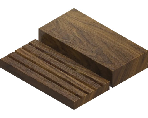 Holzblock und gerillte Holzablage