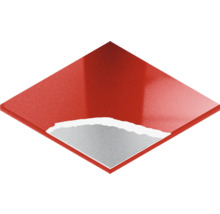 Rot lackierte Bauplatte mit beschädigter Ecke.