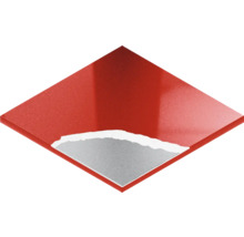 Quadratische rote Bodenfliese mit teilweiser Freilegung der darunterliegenden grauen Schicht.