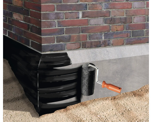 Detailansicht einer Kellerwandabdichtung mit Noppenbahn und Farbroller