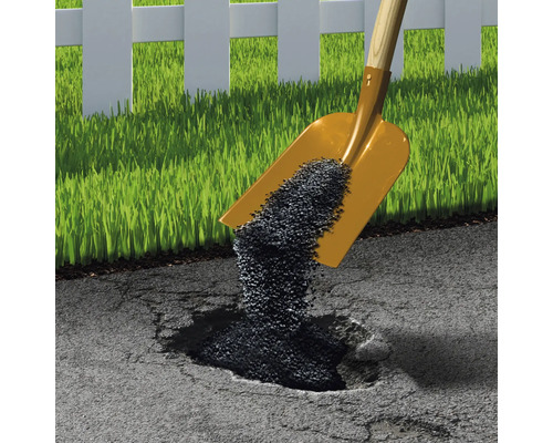 Schaufel mit Füllmaterial für Reparaturarbeiten