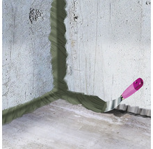 Reparieren von Mauerrissen mit Spachtelmasse und Spachtel