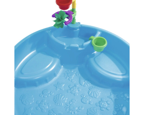 Detailansicht des blauen Sand- und Wassertisches mit Zubehör