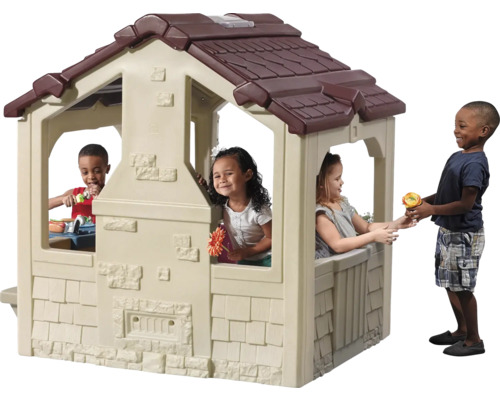 Spielhaus aus Kunststoff mit Kindern