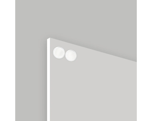 Detailansicht einer montierten Glasmagnettafel mit zwei runden Magneten