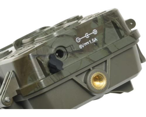 Detailansicht einer Wildkamera mit Anschluss für externe Stromversorgung und Gewinde