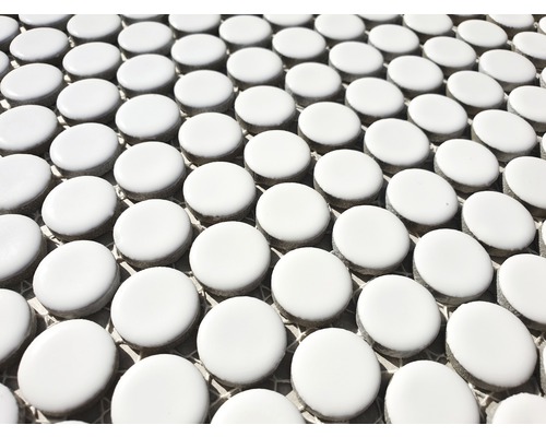 Detailansicht von weißen runden Mosaikfliesen