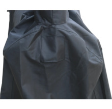 Detail einer grauen Regenjacke mit Kapuze und Tasche.