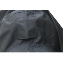Detailaufnahme einer grauen Schutzhülle mit quadratischer Tasche
