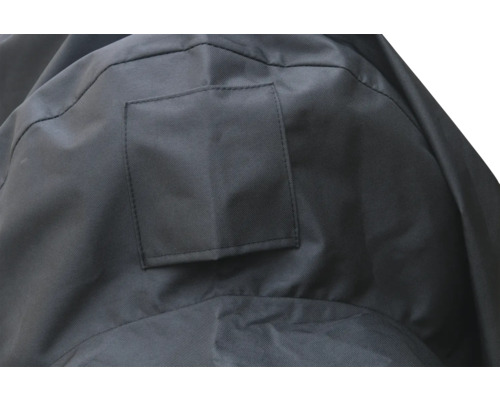 Detailaufnahme einer grauen Schutzhülle mit quadratischer Tasche