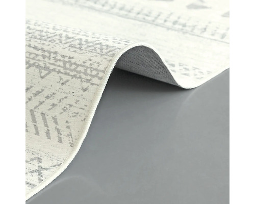 Detailansicht eines hellen Teppichs mit abstraktem Muster