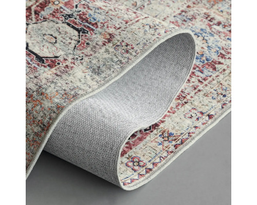 Teppich mit Muster und gewellter Kante