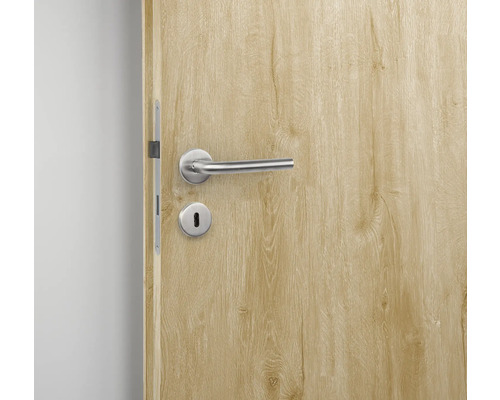 Holztür mit Metalltürgriff und Schloss