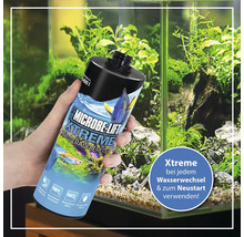 Microbe-Lift Xtreme Wasseraufbereiter in der Hand vor Aquarium