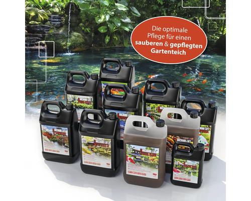 Verschiedene Behälter Microbe Lift Teichpflegeprodukte stehen vor einem Gartenteich