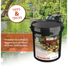 Microbe Lift Carbopure Pond Aktivkohle Eimer vor Teich-Hintergrund