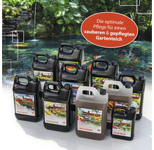 Verschiedene Behälter mit Teichpflegeprodukten der Marke Microbe-Lift vor einem Gartenteich