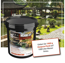 Microbe Lift Zeopure Pond in einem schwarzen Eimer vor einem Gartenteich