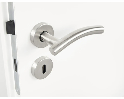 Edelstahl-Türbeschlag mit Drückergarnitur an weißer Tür