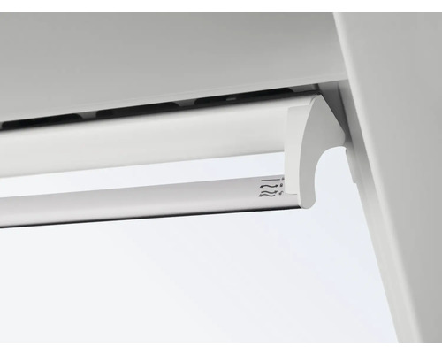 Detailansicht eines Rollladenkastens mit Bedienungsstab