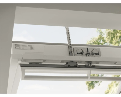 Detailansicht eines Dachfensters mit Verdunkelungsrollo