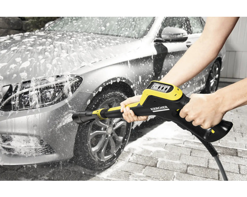 Person reinigt Auto mit Kärcher Hochdruckreiniger