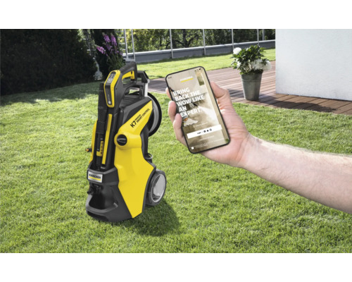 Kärcher Hochdruckreiniger K7 Smart Control mit Smartphone-App auf Rasen