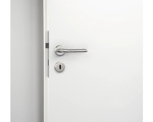 Geöffnete Tür mit Türklinke und Schloss