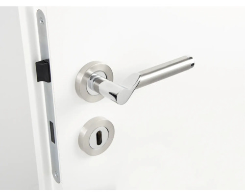 Türbeschlag mit Türgriff und Schlossrosette an einer weißen Tür