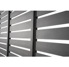 Nahaufnahme eines Sichtschutzzauns mit horizontalen Lamellen