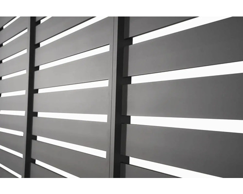 Nahaufnahme eines Sichtschutzzauns mit horizontalen Lamellen