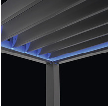 Detailansicht einer Pergola mit Lamellendach und integrierter Beleuchtung.