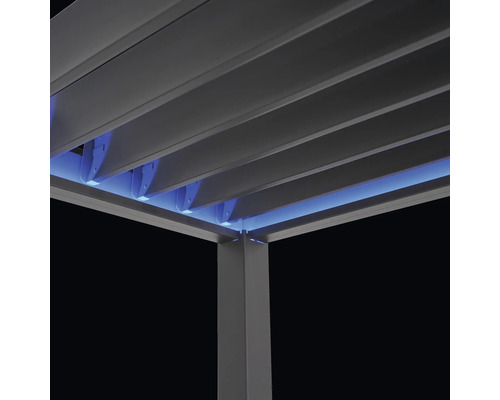 Detailansicht einer Pergola mit Lamellendach und integrierter Beleuchtung.