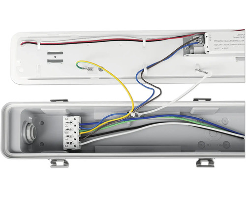 Innenansicht einer LED-Feuchtraumleuchte mit elektrischen Anschlüssen