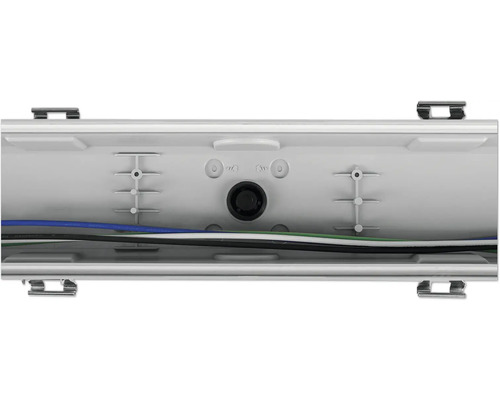 Detailansicht eines Verteilerkastens mit installierten Kabeln