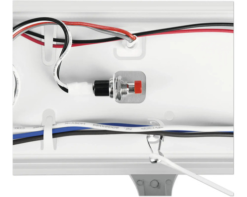 Detailaufnahme der internen Verkabelung einer Leuchte mit Schalter