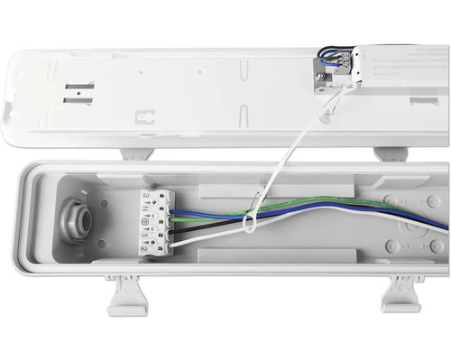 Innenansicht einer geöffneten Feuchtraumleuchte mit Verkabelung
