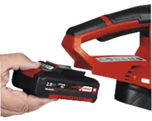 Ein Akku wird an einem Elektrowerkzeug befestigt