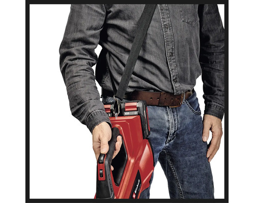 Mann mit Akku-Universalgerät von Einhell mit Tragegurt