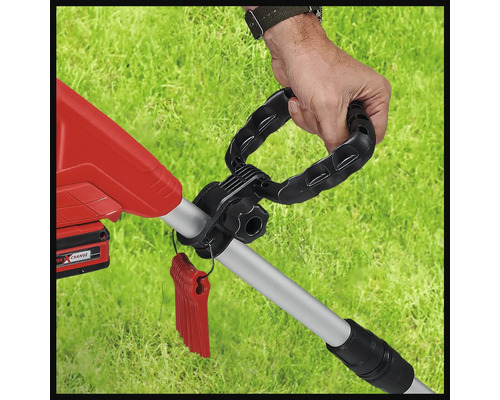Detailaufnahme eines Rasentrimmers mit Hand am Griff