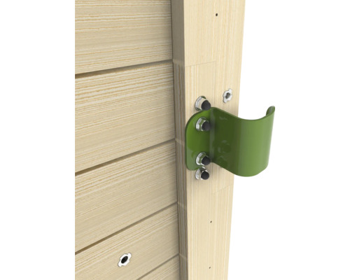 Detailansicht eines grünen Gerätehalters aus Metall, der an einem Holzzaun befestigt ist