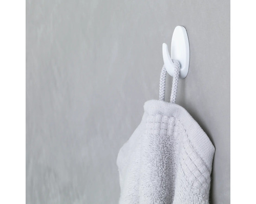 Handtuch hängt an einem Haken an der Wand