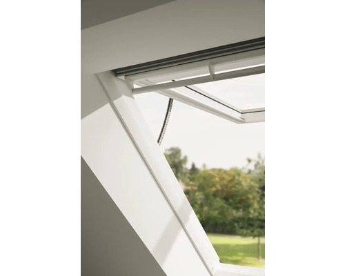 Geöffnetes Dachfenster mit Griffstange