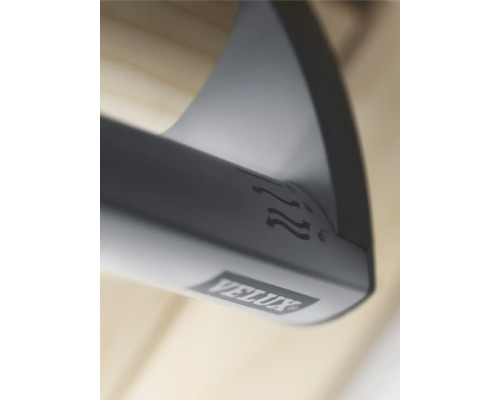 Detailansicht eines VELUX Dachfensters mit Lüftungsklappe und VELUX Logo