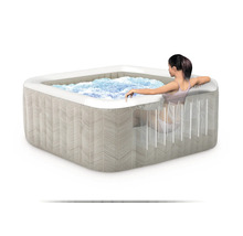 Aufblasbarer Whirlpool mit Muster und einer Frau, die sich entspannt.